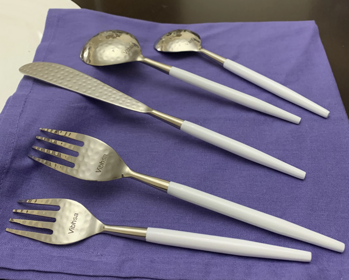 Vibhsa White Flatware 5-Piece Place Setting, Hammered Mouth