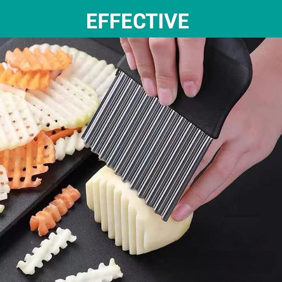 Crinkle cutter making wavy potato slices