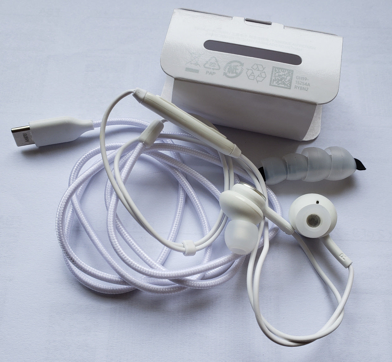 Wire-controlled in-ear earplugs