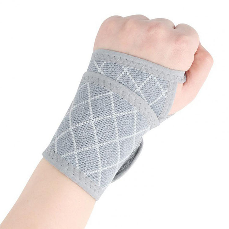 Wrist brace packaging and included brace