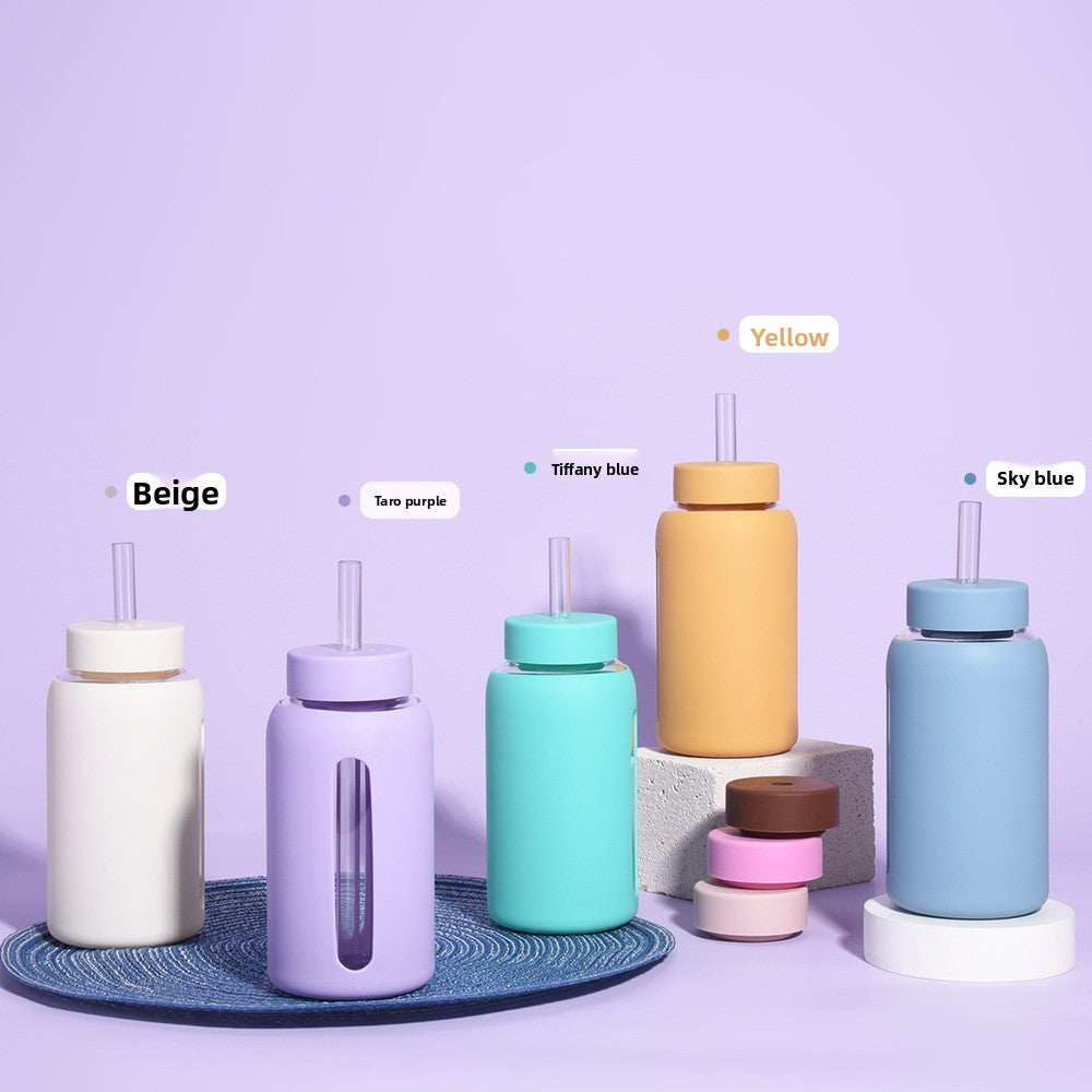 Insulated borosilicate glass cup with straw lid and silicone sleeve