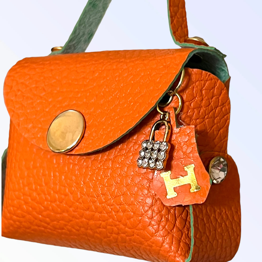 Pickup bag with lock charm, front view
