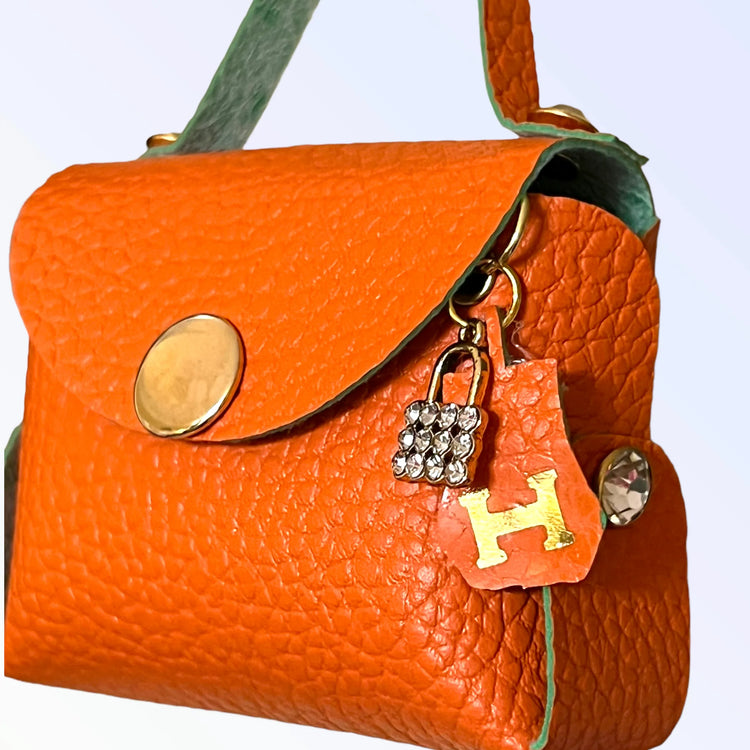 Pickup bag with lock charm, front view