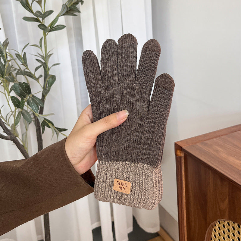 Knitted gloves for men and women in winter