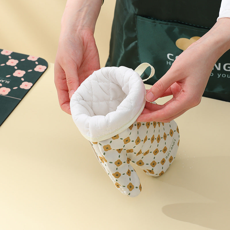 Heat-resistant cotton oven mitts pair in white
