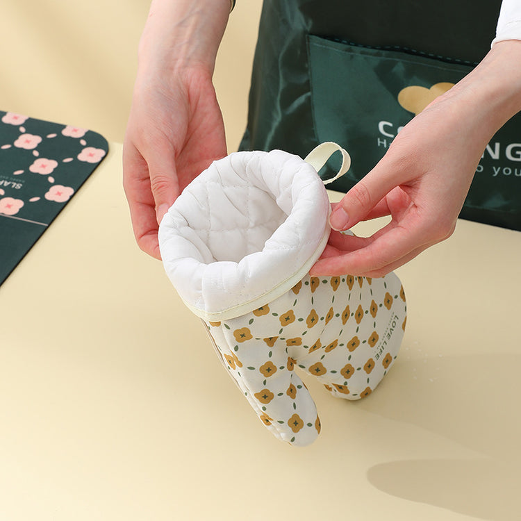 Heat-resistant cotton oven mitts pair in white