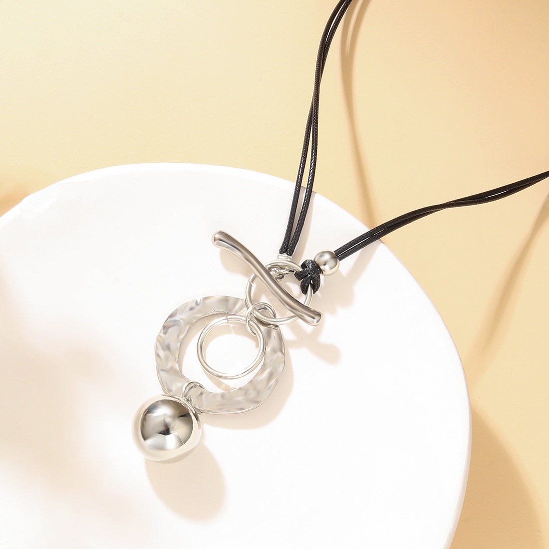 Minimalist Round Pendant Alloy Necklace Geometric Fashion Jewelry for Men and Women