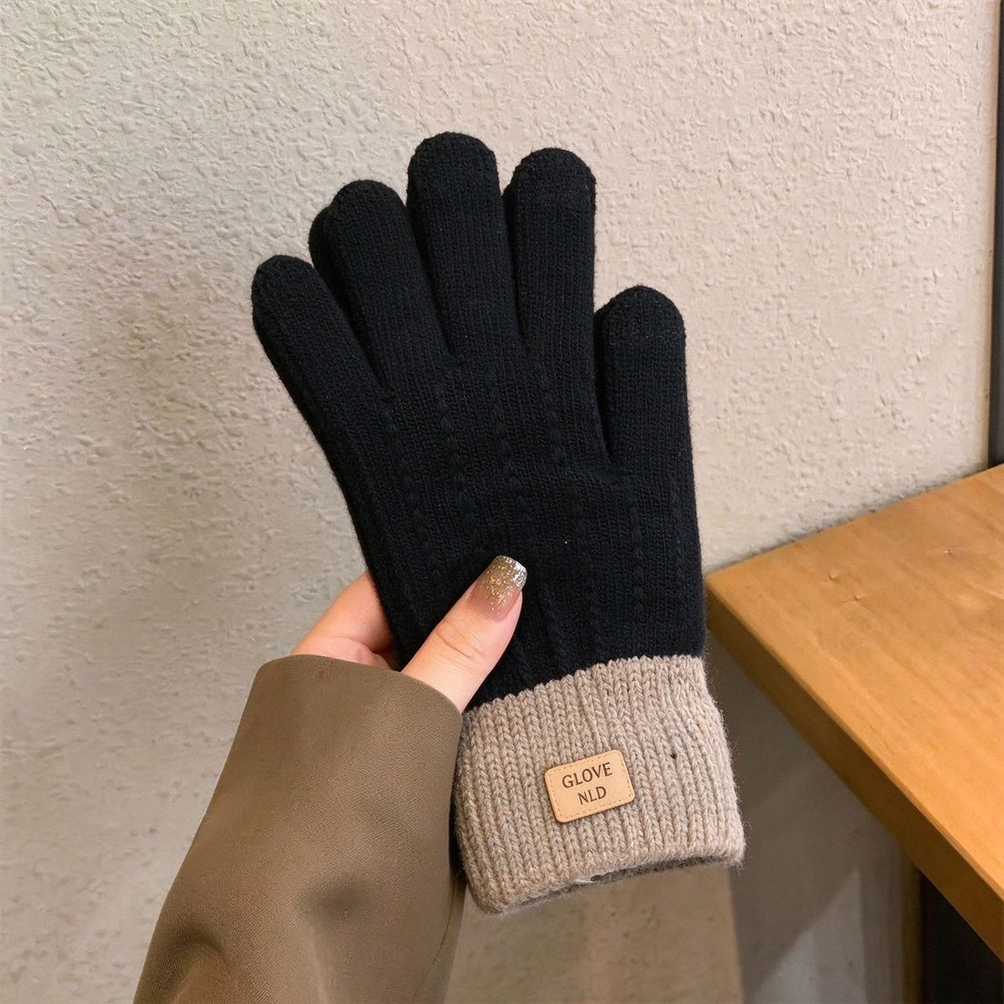 Knitted gloves for men and women in winter