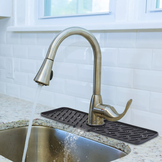 Black faucet mat around a kitchen faucet