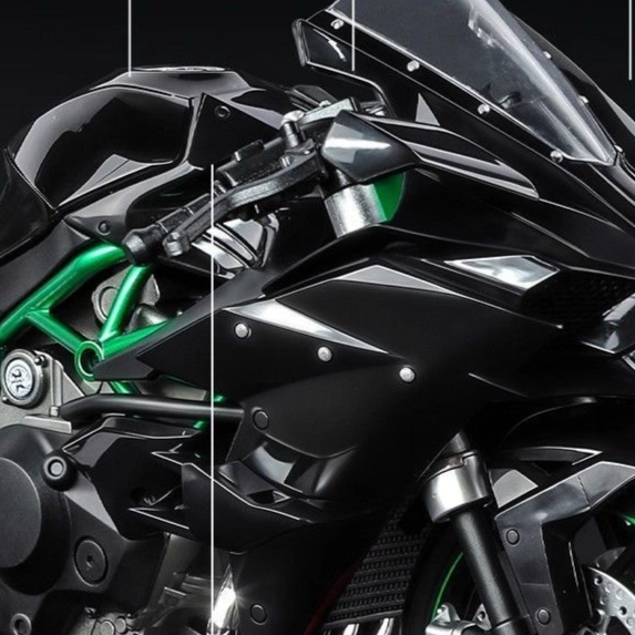 Kawasaki H2R Alloy Motorcycle Model with Dynamic Effects