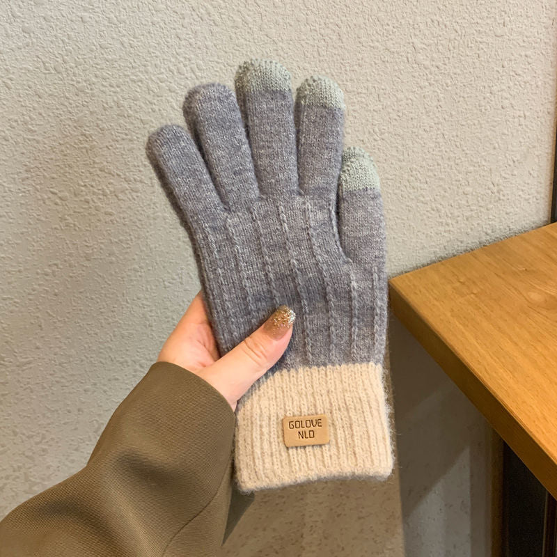 Knitted gloves for men and women in winter