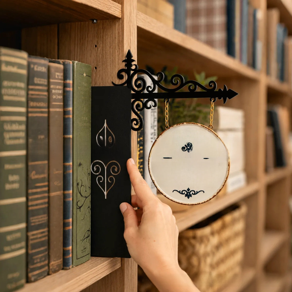 Cross-Border New Product Bookshelf Lantern Light Library Bookshelf Lighting Lantern Iron Crafts