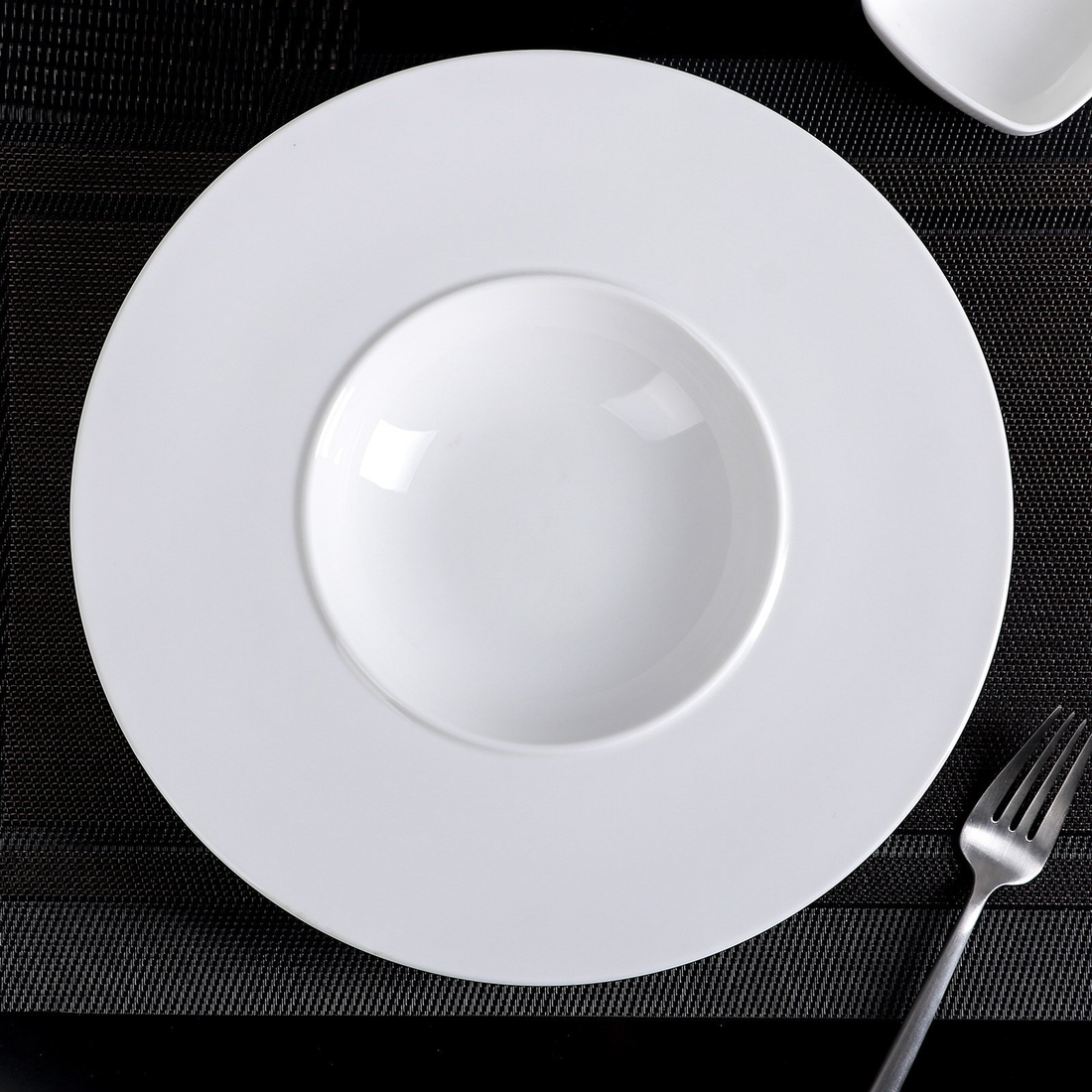 Wilmax Porcelain Deep Plate, 11 in / 280 ml