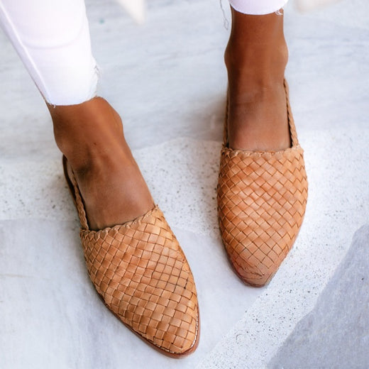 Pointed-toe woven women?s shoes