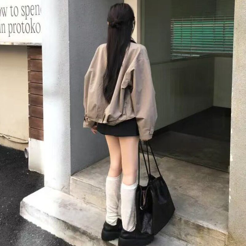 Women's short loose-fit trench coat with lapel collar, photo 3