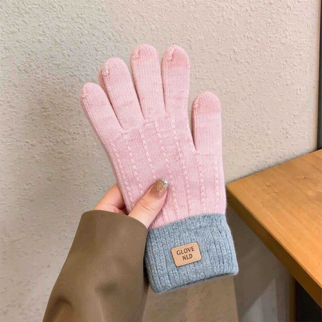 Knitted gloves for men and women in winter