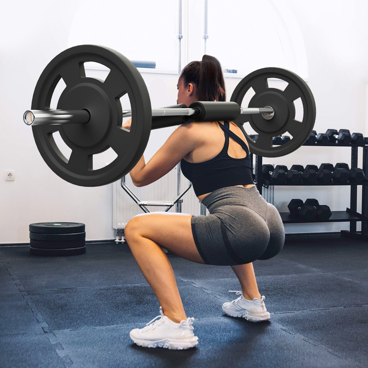 Safety squat bar with padded shoulder rests