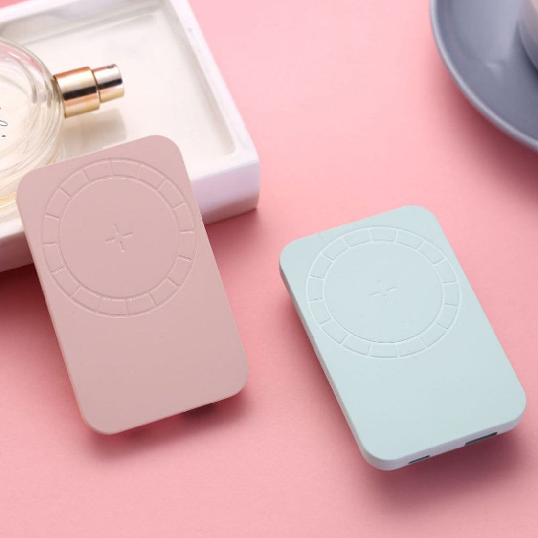 Wireless magnetic charger power bank in pink