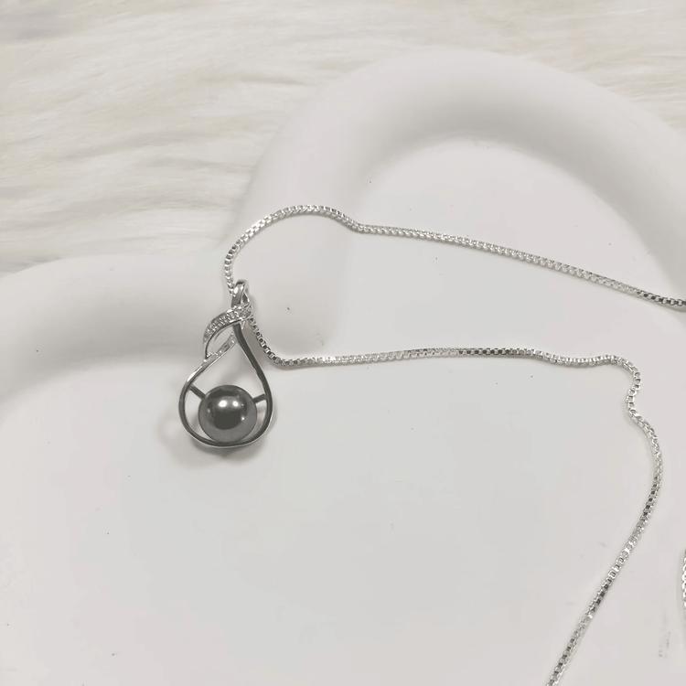Tahitian black pearl pendant under natural light