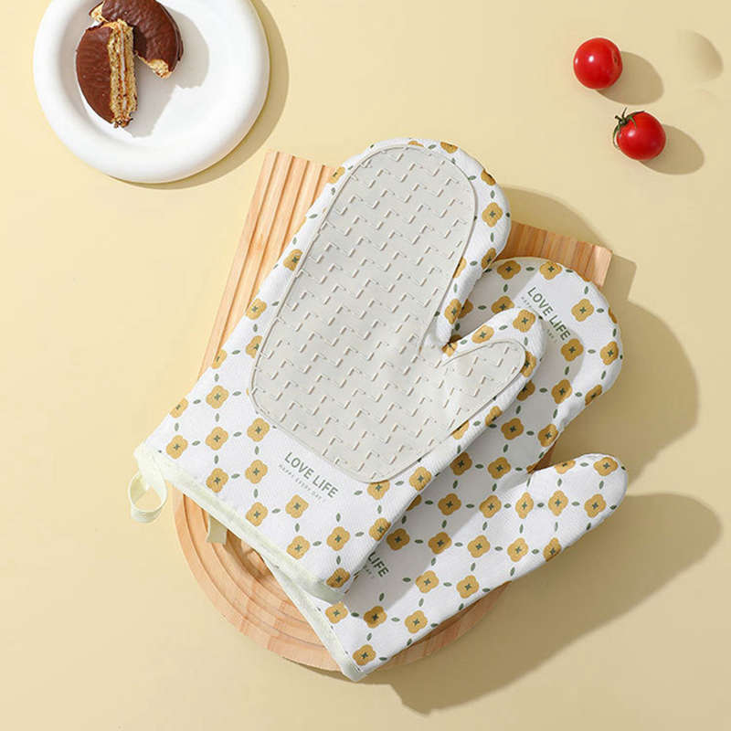 Machine washable cotton oven mitts