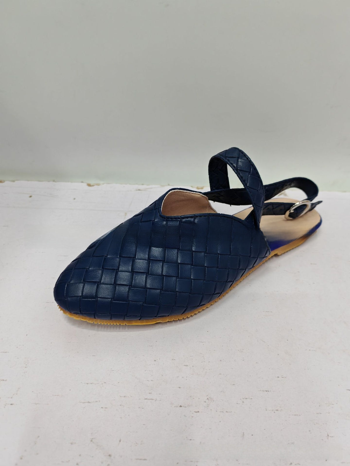 Pointed-toe woven women?s shoes
