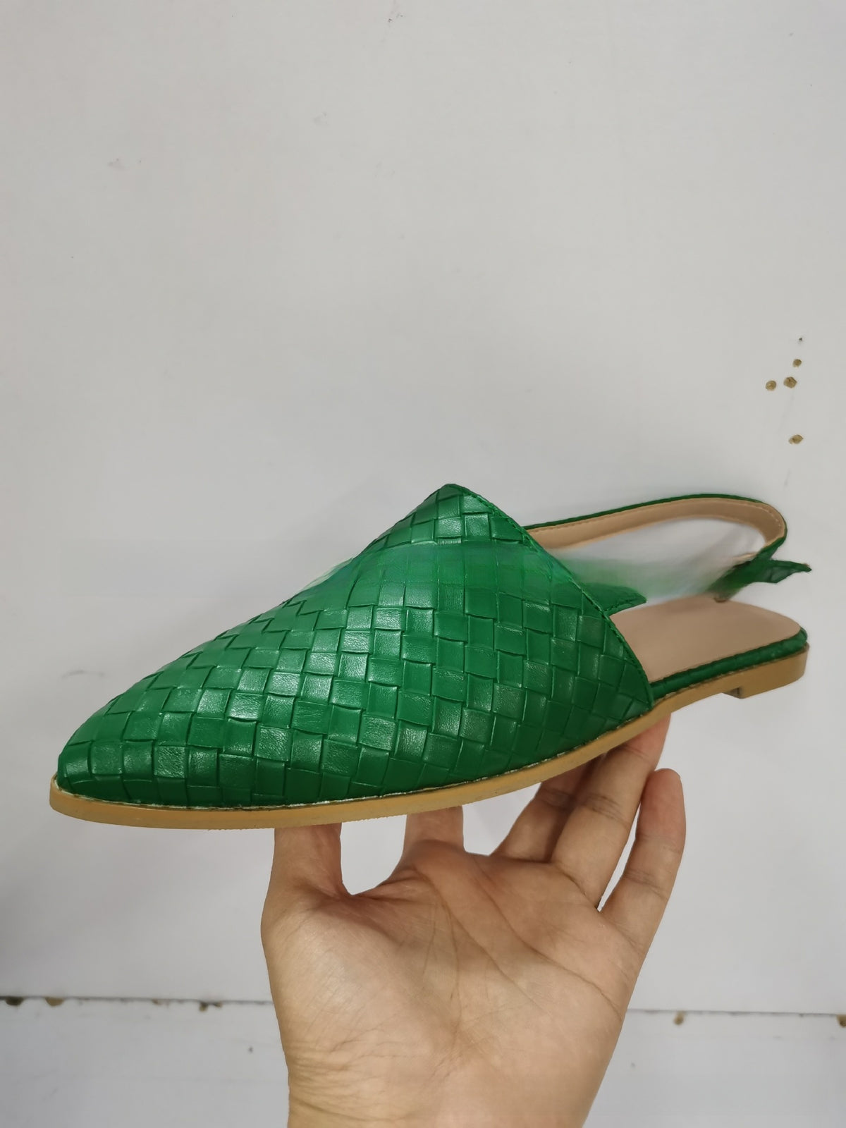 Pointed-toe woven women?s shoes