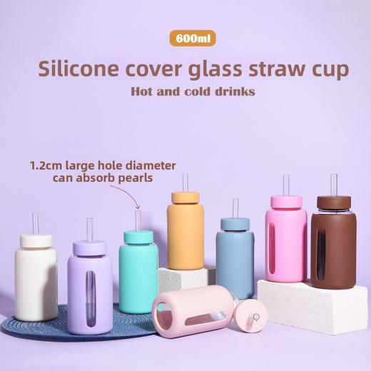 Insulated borosilicate glass cup with straw lid and silicone sleeve