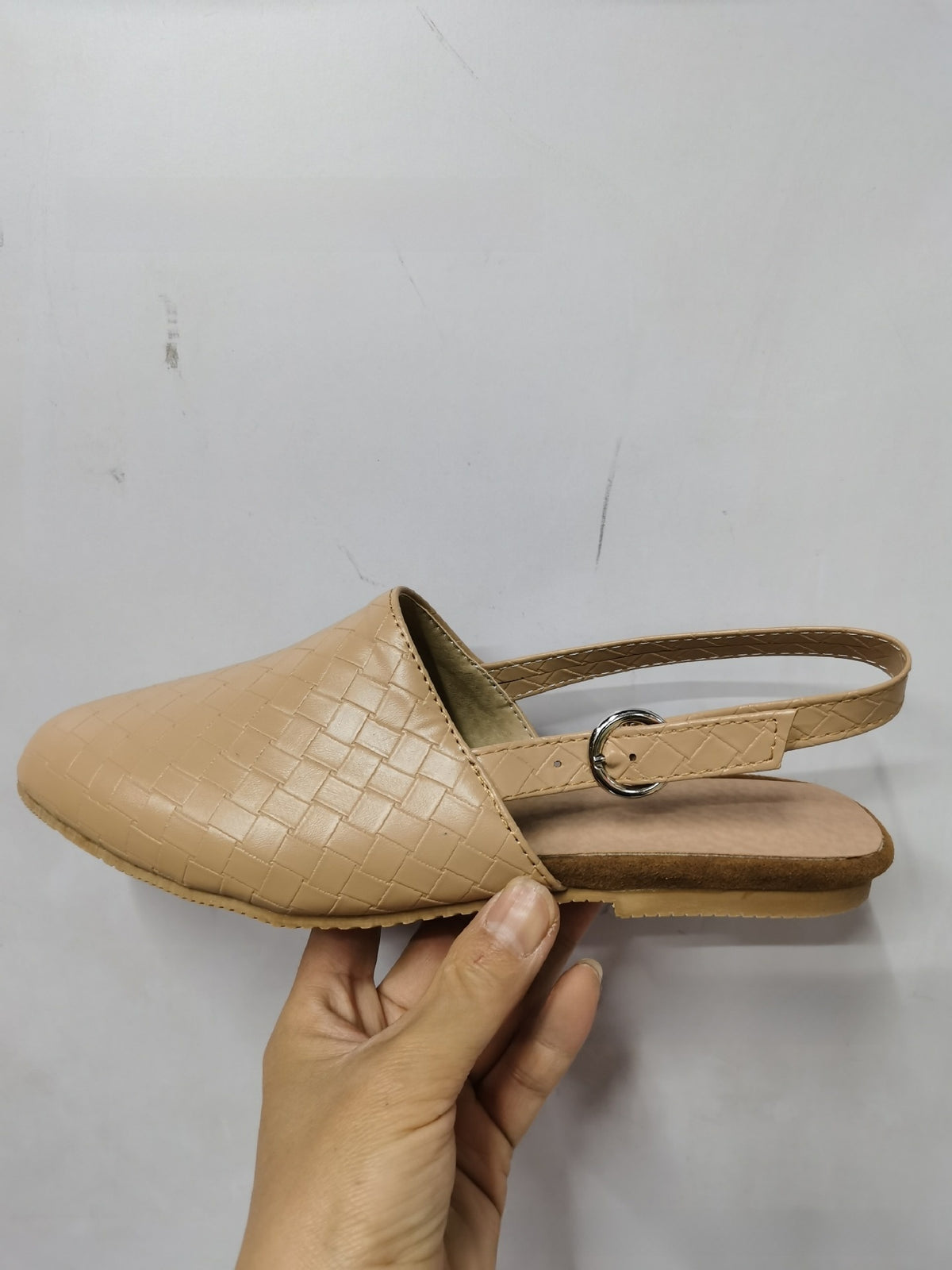 Pointed-toe woven women?s shoes