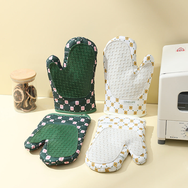 Heat-resistant cotton oven mitts pair in green