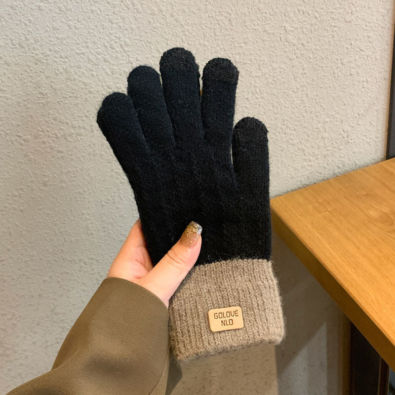 Knitted gloves for men and women in winter