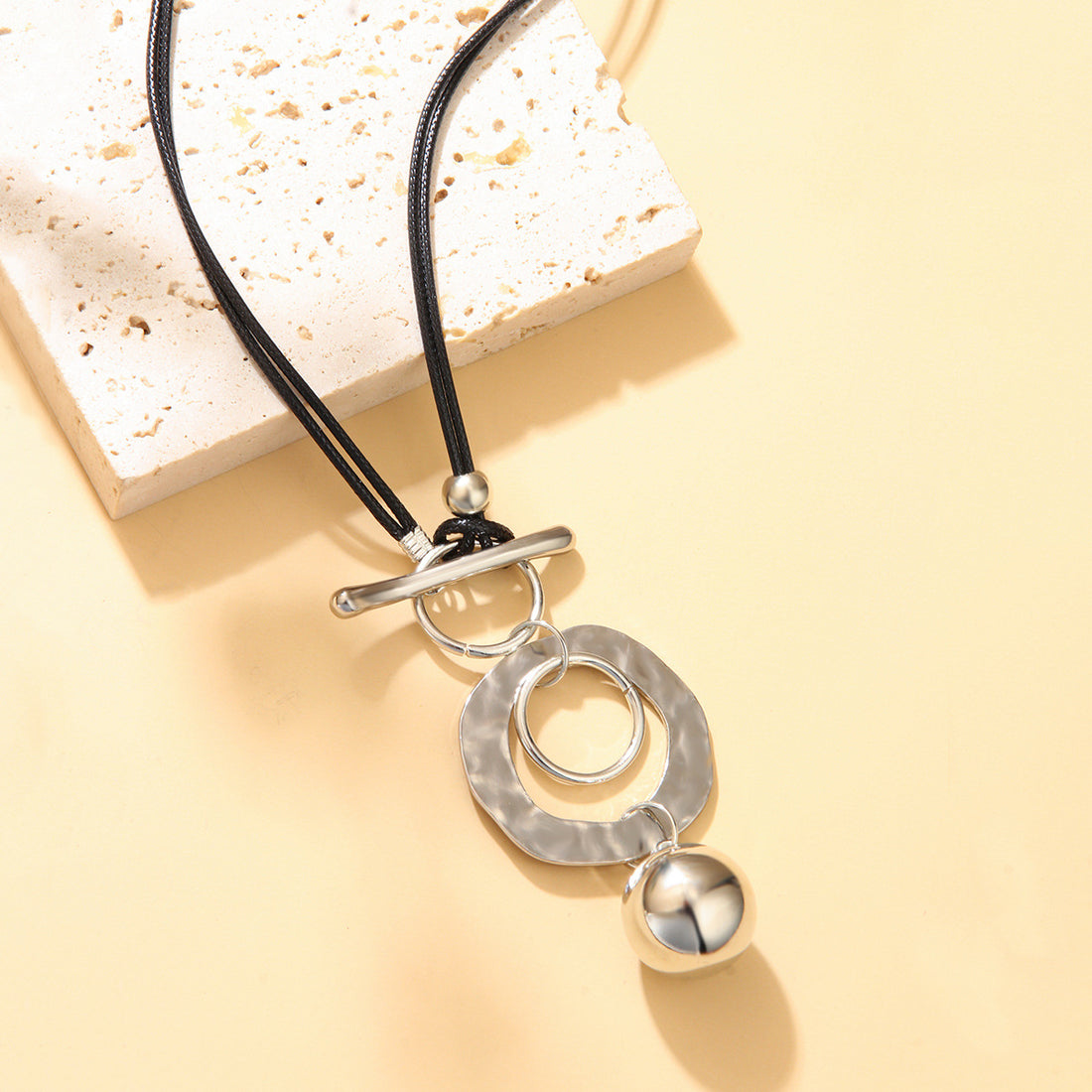 Minimalist Round Pendant Alloy Necklace Geometric Fashion Jewelry for Men and Women