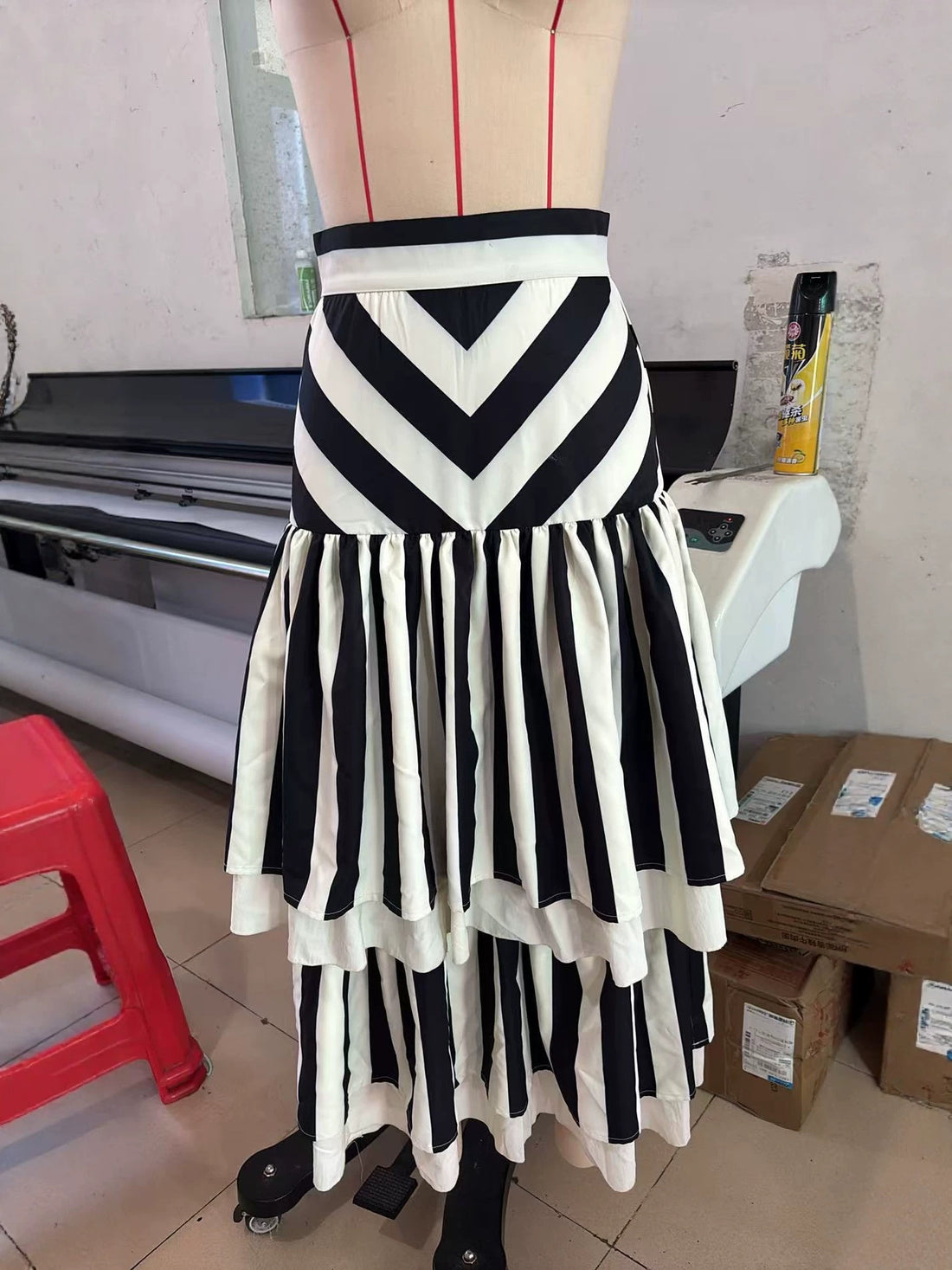 Black and white chevron stripe asymmetrical skirt, photo 4